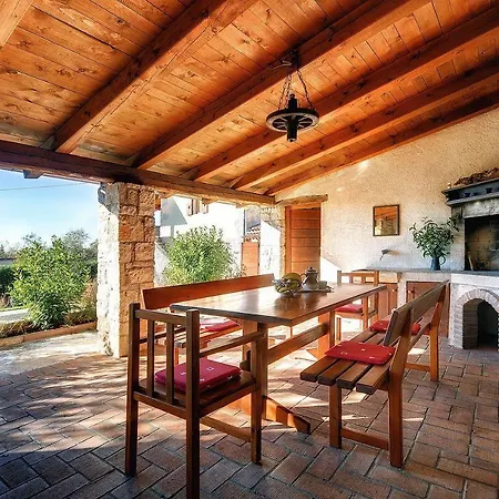 Leila Villa *